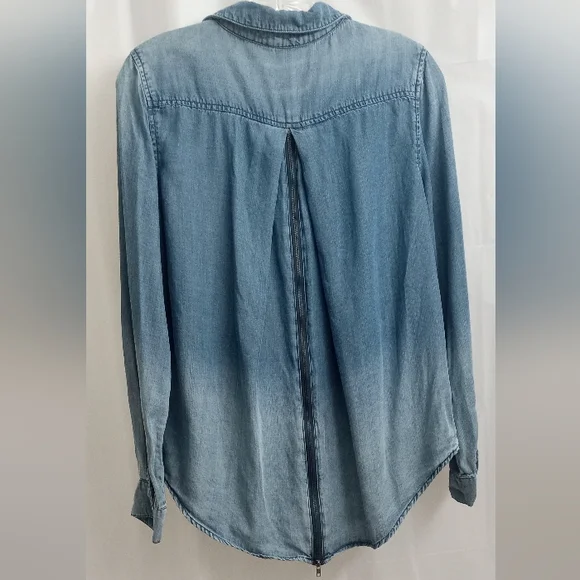 Walter Baker Ombré Blue Denim Back Zip  Up Long Sleeves Gunmetal Button Blouse - Picture 8 of 16